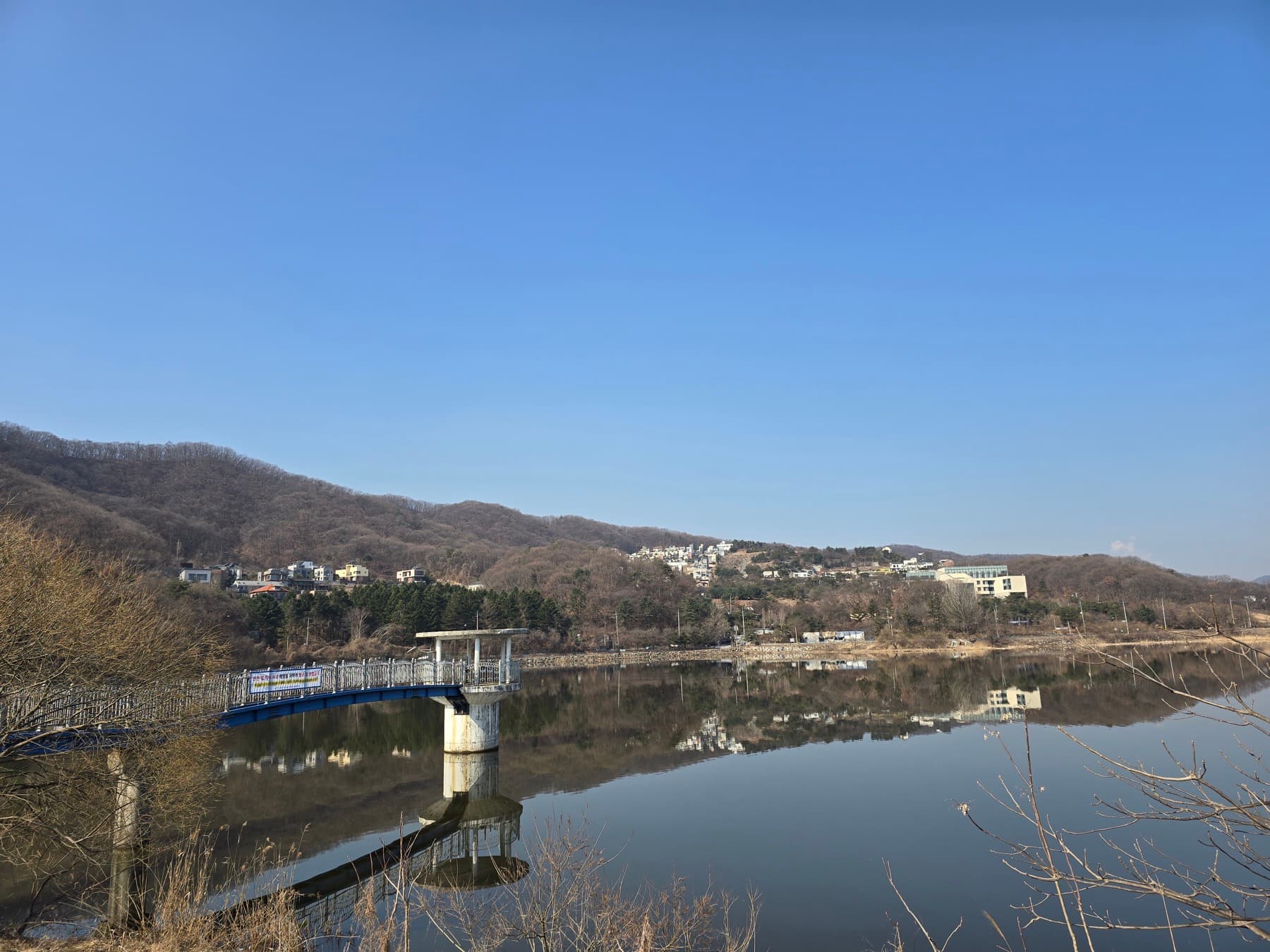 Gogi Lake Space 인근 낙생저수지와 산책로 풍경